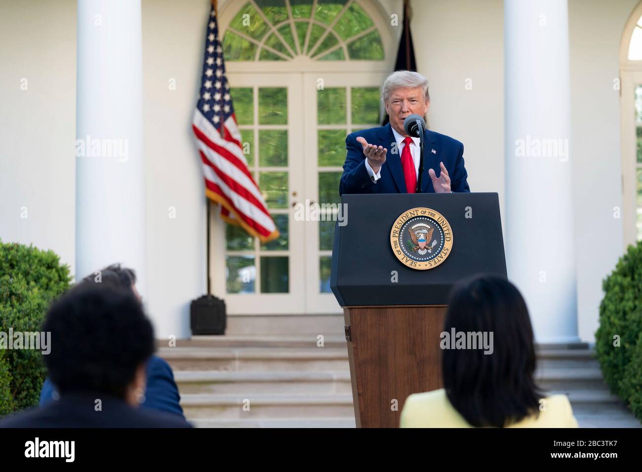 Il presidente degli Stati Uniti Donald Trump affronta le sue osservazioni durante il quotidiano COVID-19, briefing sul coronavirus nel Rose Garden della Casa Bianca 30 marzo 2020 a Washington, DC. Foto Stock