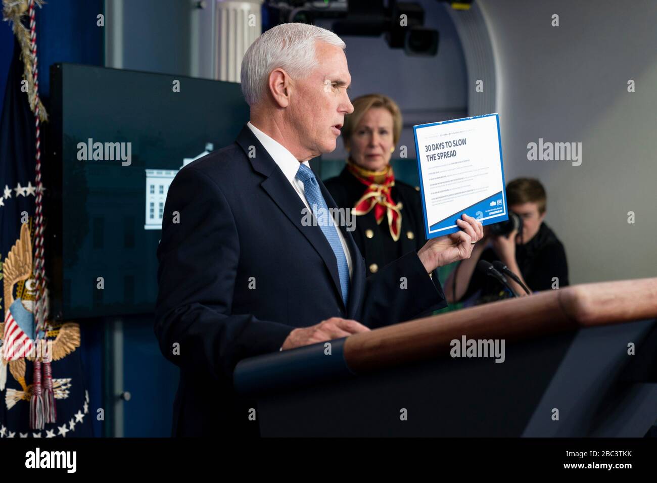 Il vicepresidente Mike Pence, Presidente degli Stati Uniti, si occupa del COVID-19 quotidiano, briefing sul coronavirus come il coordinatore della Task Force Response di Coronavirus, Deborah Birx, si occupa della Sala Stampa Briefing della Casa Bianca, il 31 marzo 2020 a Washington, DC. Foto Stock