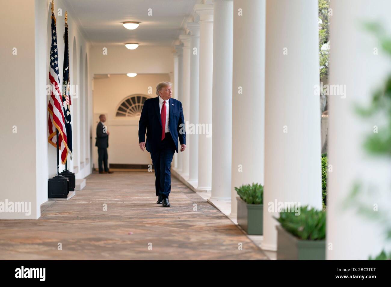Il presidente degli Stati Uniti Donald Trump cammina lungo la colonnata occidentale della Casa Bianca mentre ritorna all'Ufficio ovale dopo il quotidiano COVID-19, briefing coronavirus 29 marzo 2020 a Washington, DC. Foto Stock