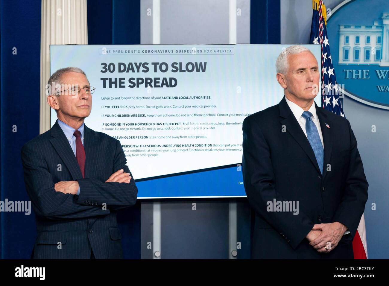 Direttore del National Institute of Allergy and Infectious Diseases Dr. Anthony Fauci, a sinistra, è presente con il Vice Presidente Mike Pence durante il COVID-19 quotidiano, briefing sul coronavirus nella Sala Stampa Briefing della Casa Bianca 31 marzo 2020 a Washington, DC. Foto Stock