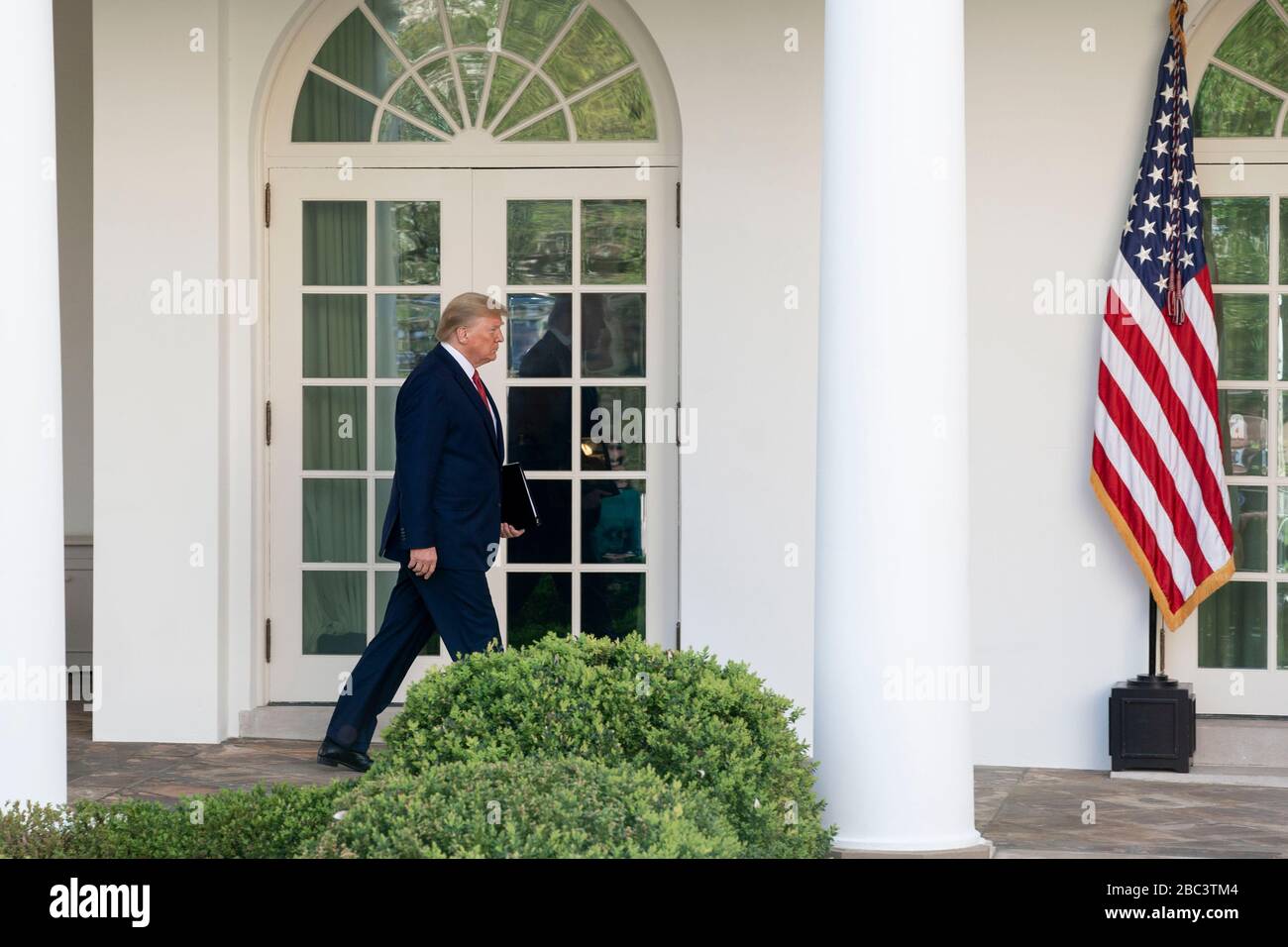 Il presidente degli Stati Uniti Donald Trump cammina lungo la colonnata occidentale della Casa Bianca per il Giardino delle Rose per il quotidiano COVID-19, briefing coronavirus 29 marzo 2020 a Washington, DC. Foto Stock