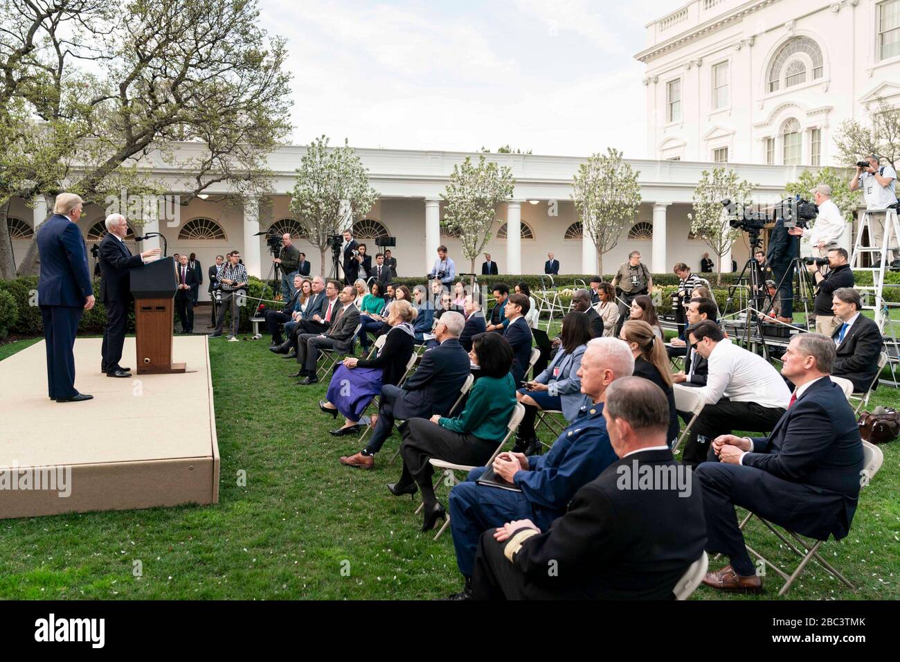 Il Vice Presidente degli Stati Uniti Mike Pence affronta le osservazioni mentre il Presidente Donald Trump guarda al quotidiano COVID-19, briefing sul coronavirus nel Rose Garden della Casa Bianca 29 marzo 2020 a Washington, DC. Foto Stock
