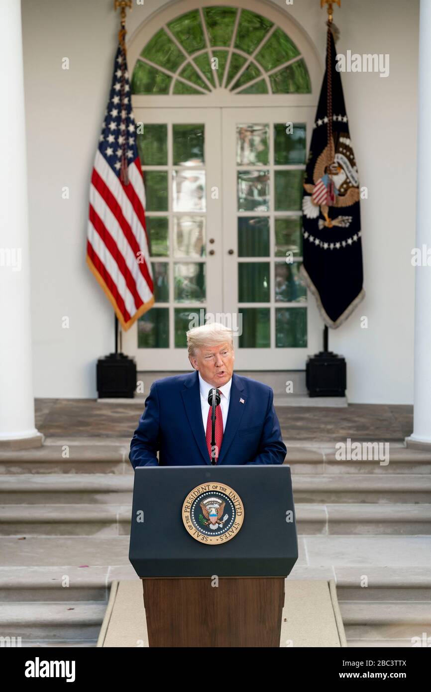 Il presidente degli Stati Uniti Donald Trump affronta le sue osservazioni durante il quotidiano COVID-19, briefing sul coronavirus nel Rose Garden della Casa Bianca 29 marzo 2020 a Washington, DC. Foto Stock