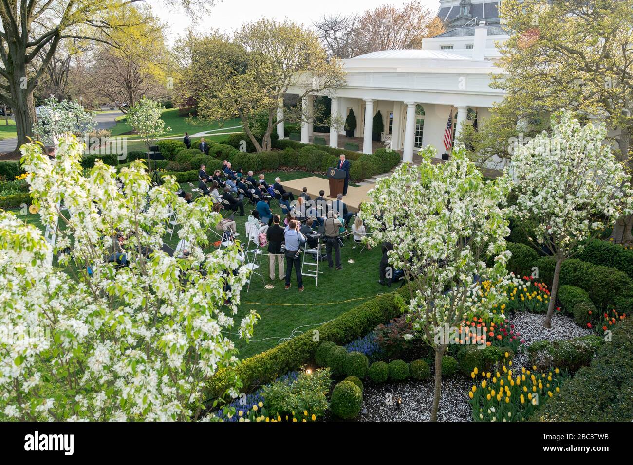 Il presidente degli Stati Uniti Donald Trump affronta le osservazioni al COVID-19 quotidiano, briefing sul coronavirus nel Rose Garden della Casa Bianca 29 marzo 2020 a Washington, DC. Foto Stock