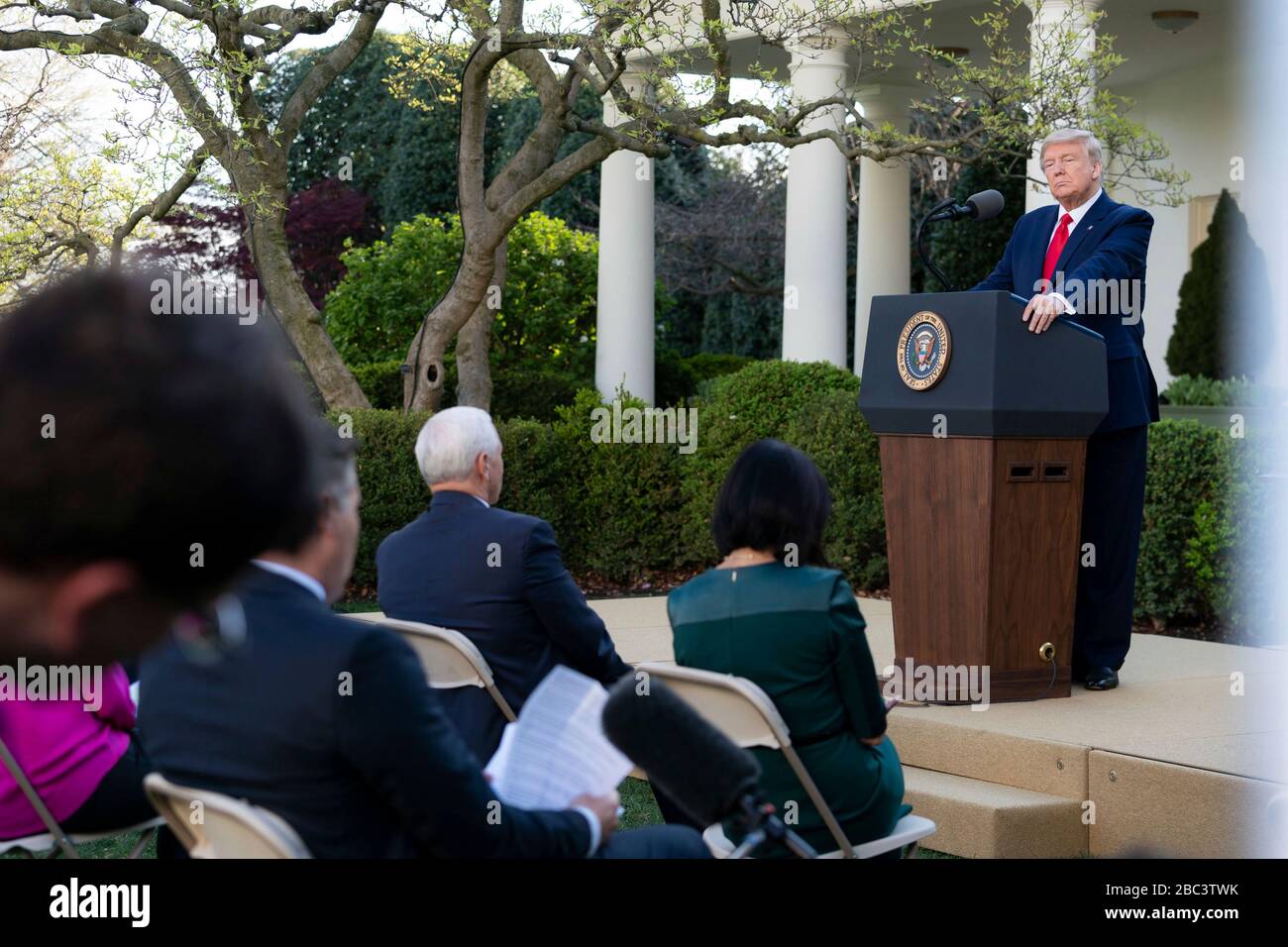 Il presidente degli Stati Uniti Donald Trump fa le sue osservazioni al COVID-19 quotidiano, un briefing sul coronavirus nel Rose Garden della Casa Bianca il 30 marzo 2020 a Washington, DC. Foto Stock