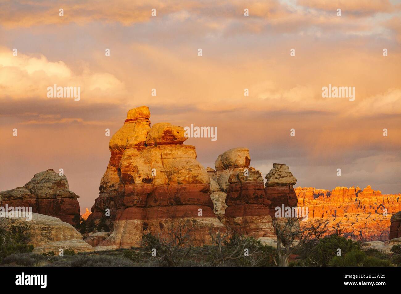 Tramonto sulle rocce rosse nel deserto del Maze Utah Foto Stock