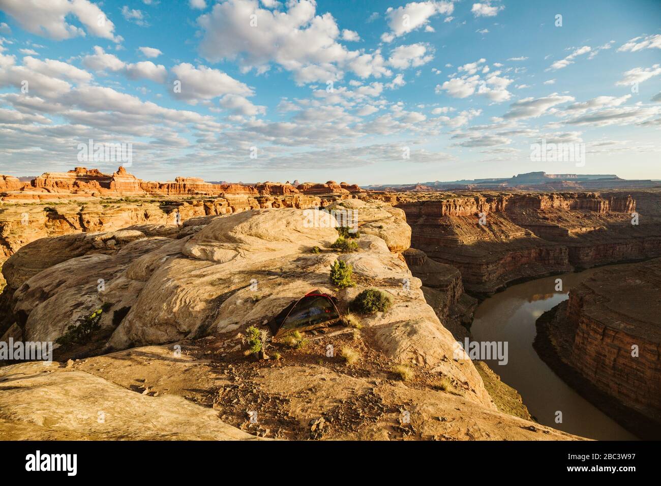 luce del mattino al campeggio ai margini del canyon verde del fiume Foto Stock