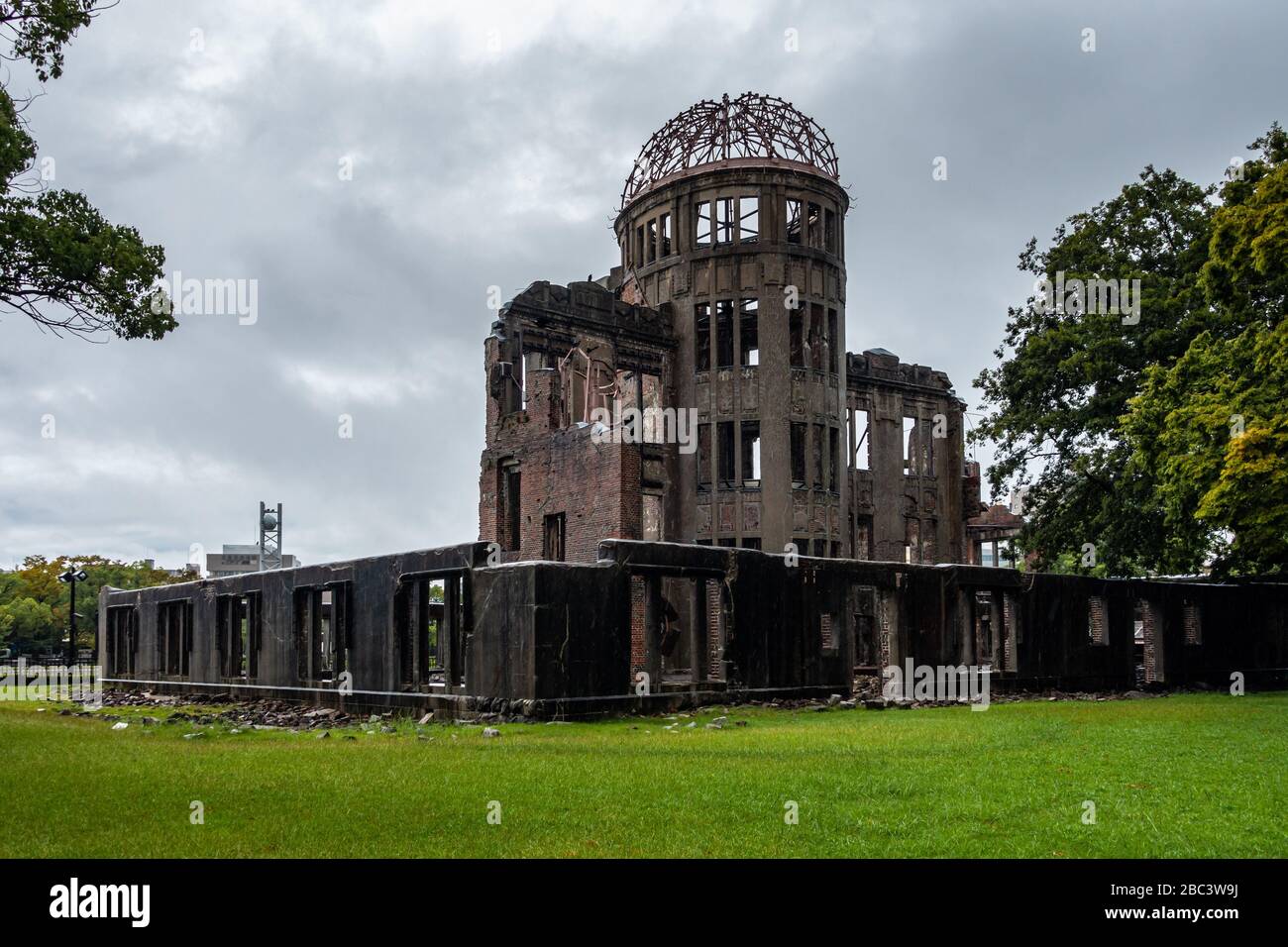 Vista del Duomo di UNA bomba o del Duomo di Genbaku al Parco Memoriale della Pace di Hiroshima. Era uno dei pochi edifici a rimanere in piedi quando la bomba è esplosa Foto Stock
