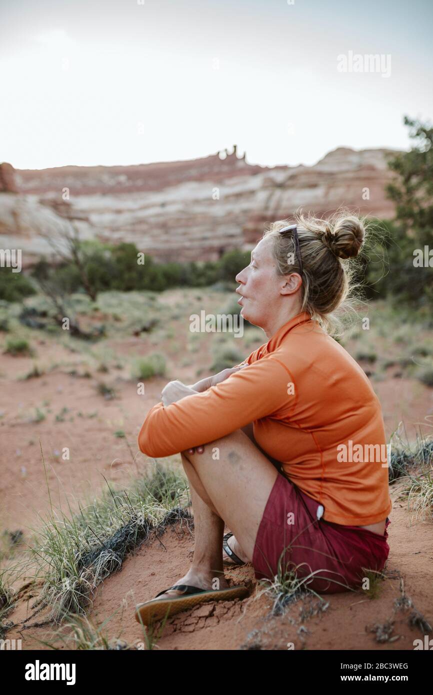 ritratto di profilo di un escursionista del deserto femminile che fa una faccia di pesce Foto Stock