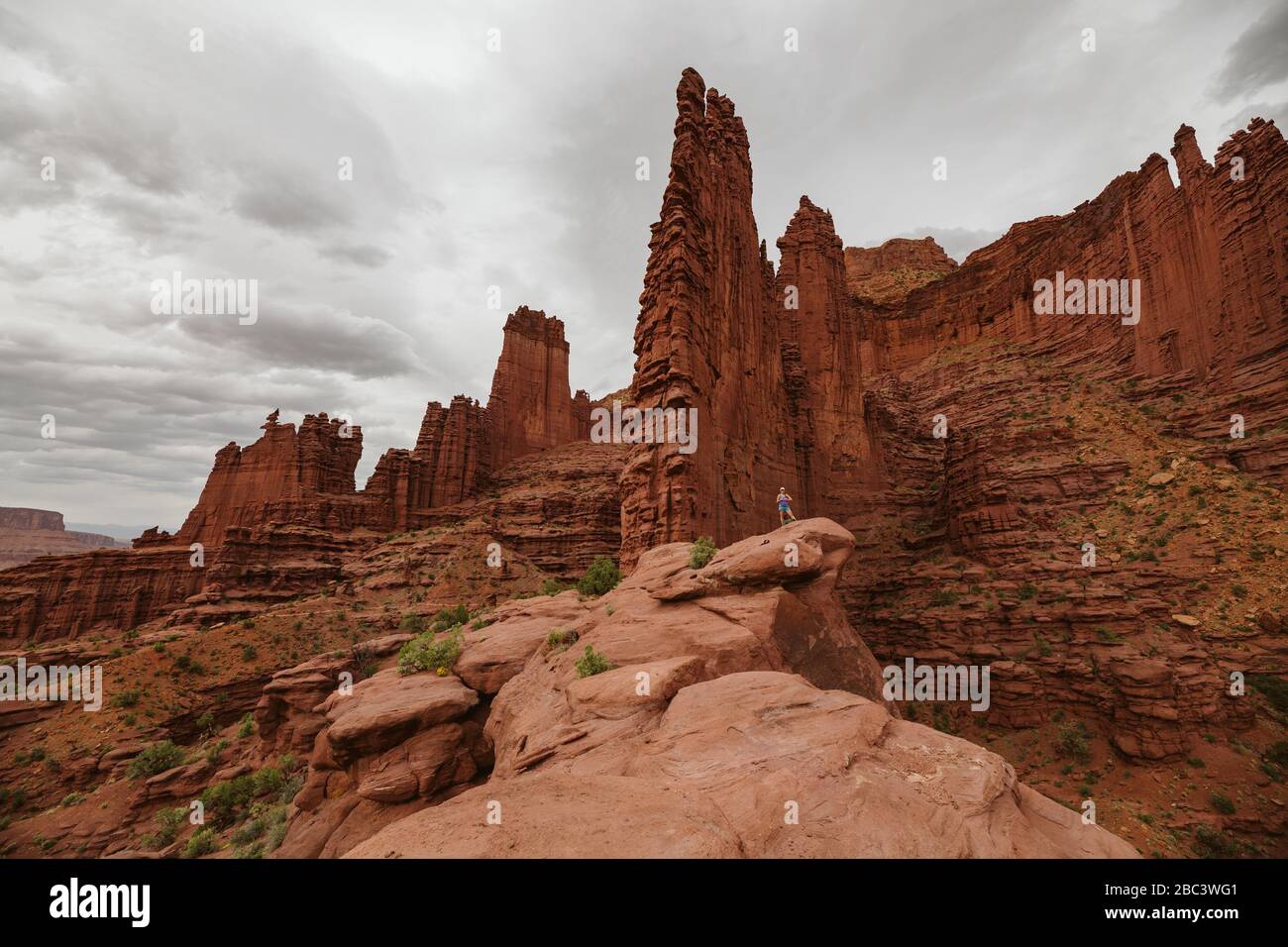 escursioni alle torri fisher sotto il cielo nuvoloso vicino a moab utah Foto Stock