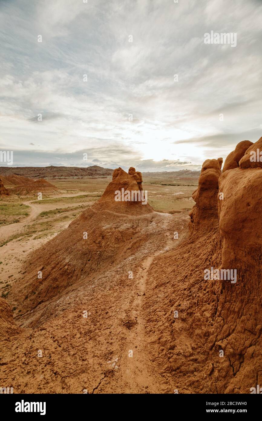 il sentiero si snoda attraverso un deserto maledetto nel parco statale della goblin valley, utah Foto Stock