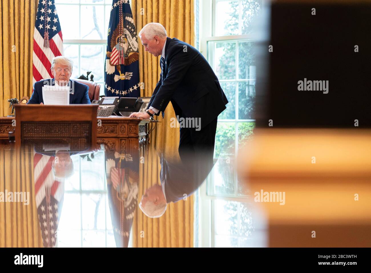 Washington, Stati Uniti d'America. 01st Apr, 2020. Washington, Stati Uniti d'America. 01 aprile 2020. Il presidente degli Stati Uniti Donald Trump e il vicepresidente Mike Pence utilizzano il telefono degli oratori per parlare con i membri della famiglia militare del COVID-19, pandemia di coronavirus dall'Ufficio ovale della Casa Bianca 1 aprile 2020 a Washington, DC. Credito: TIA Dufour/White House Foto/Alamy Live News Foto Stock