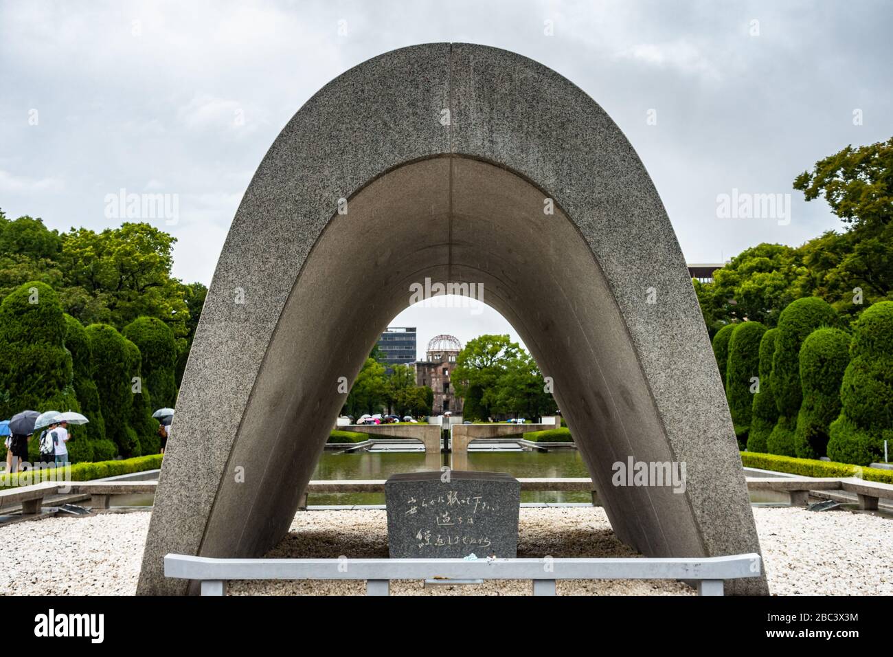 Cenotaph per le vittime DI una bomba al Parco Memoriale della Pace di Hiroshima, Giappone Foto Stock
