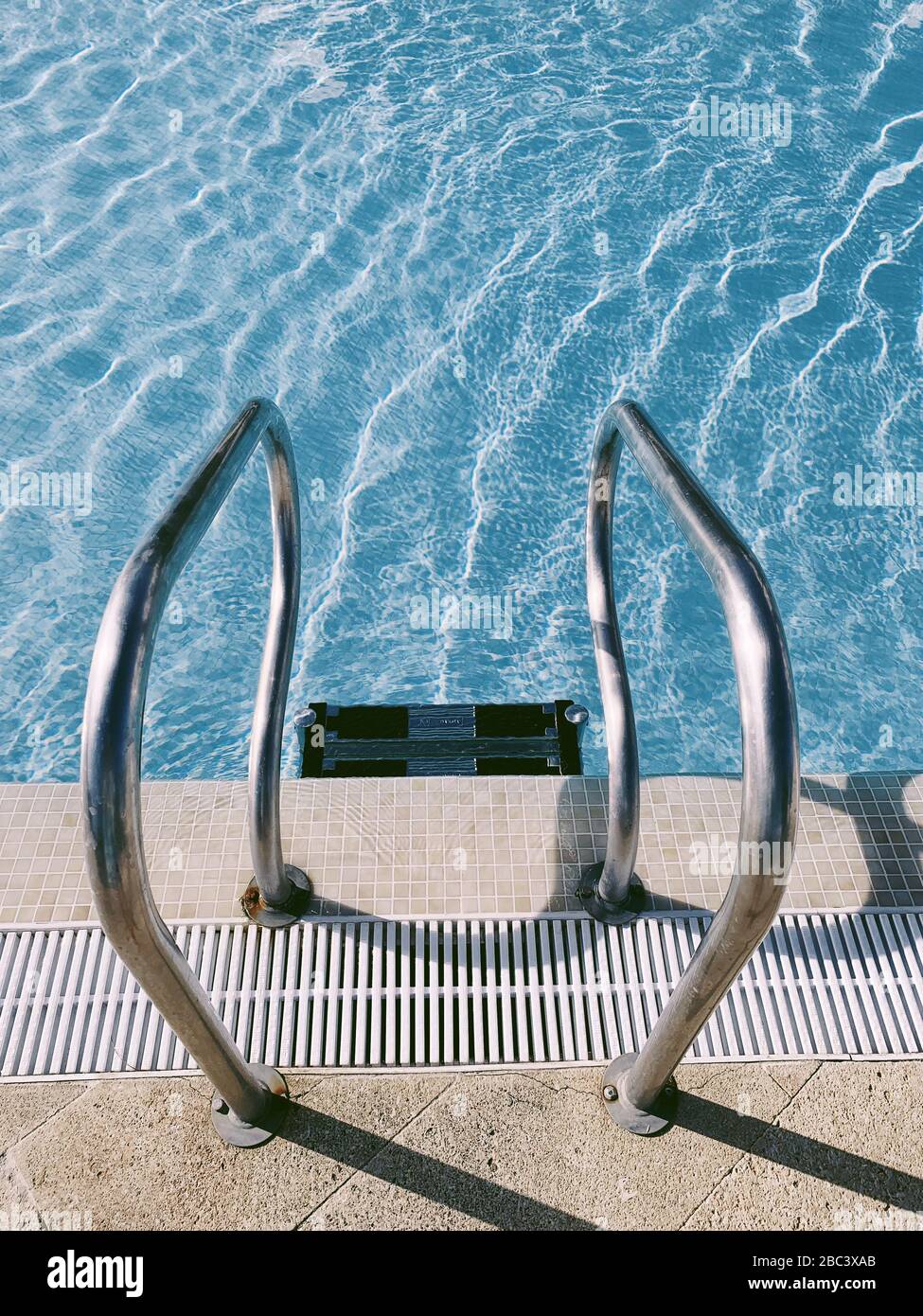 Primo piano della scala della piscina Foto Stock