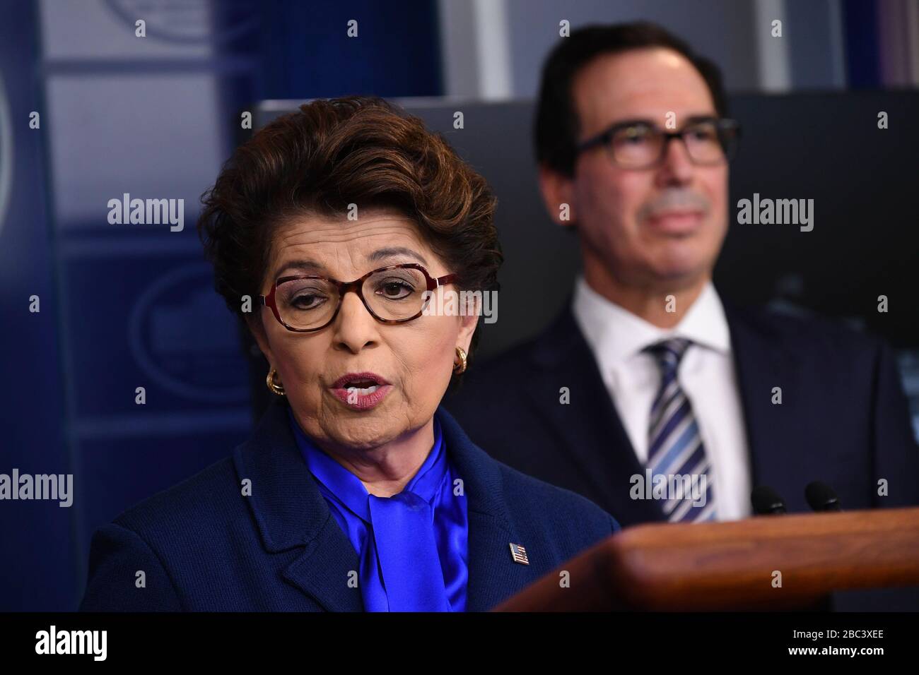 Jovita Carranza, il nuovo capo della Small Business Administration, parla a un briefing di Coronavirus presso la Casa Bianca di giovedì 2 aprile 2020 a Washington, DC. A causa della pandemia di COVID-19, negli Stati Uniti sono morte almeno 5.700 persone con più di 200.000 infetti. Più di 10 milioni di persone hanno perso il lavoro negli Stati Uniti nelle ultime due settimane. Credito: Kevin Dietsch/Pool via CNP /MediaPunch Foto Stock