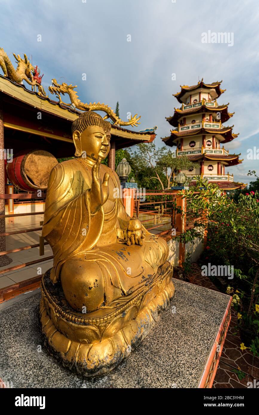 Buddha d'oro e Pagoda Foto Stock