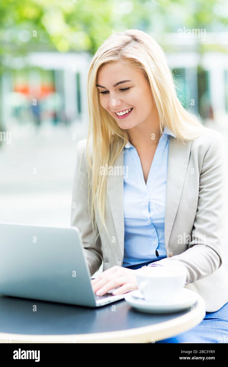 Imprenditrice utilizzando computer portatile presso il cafe Foto Stock