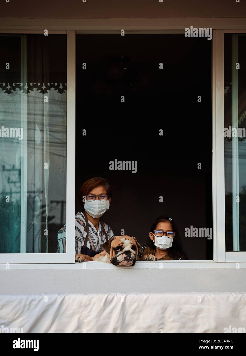 Madre e figlia con soggiorno a casa durante l'epidemia COVID-19 Foto Stock