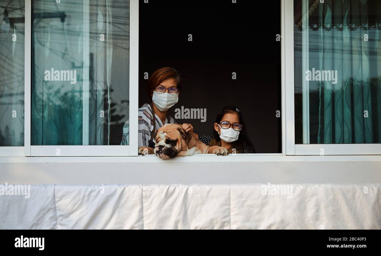 Madre e figlia con soggiorno a casa durante l'epidemia COVID-19 Foto Stock