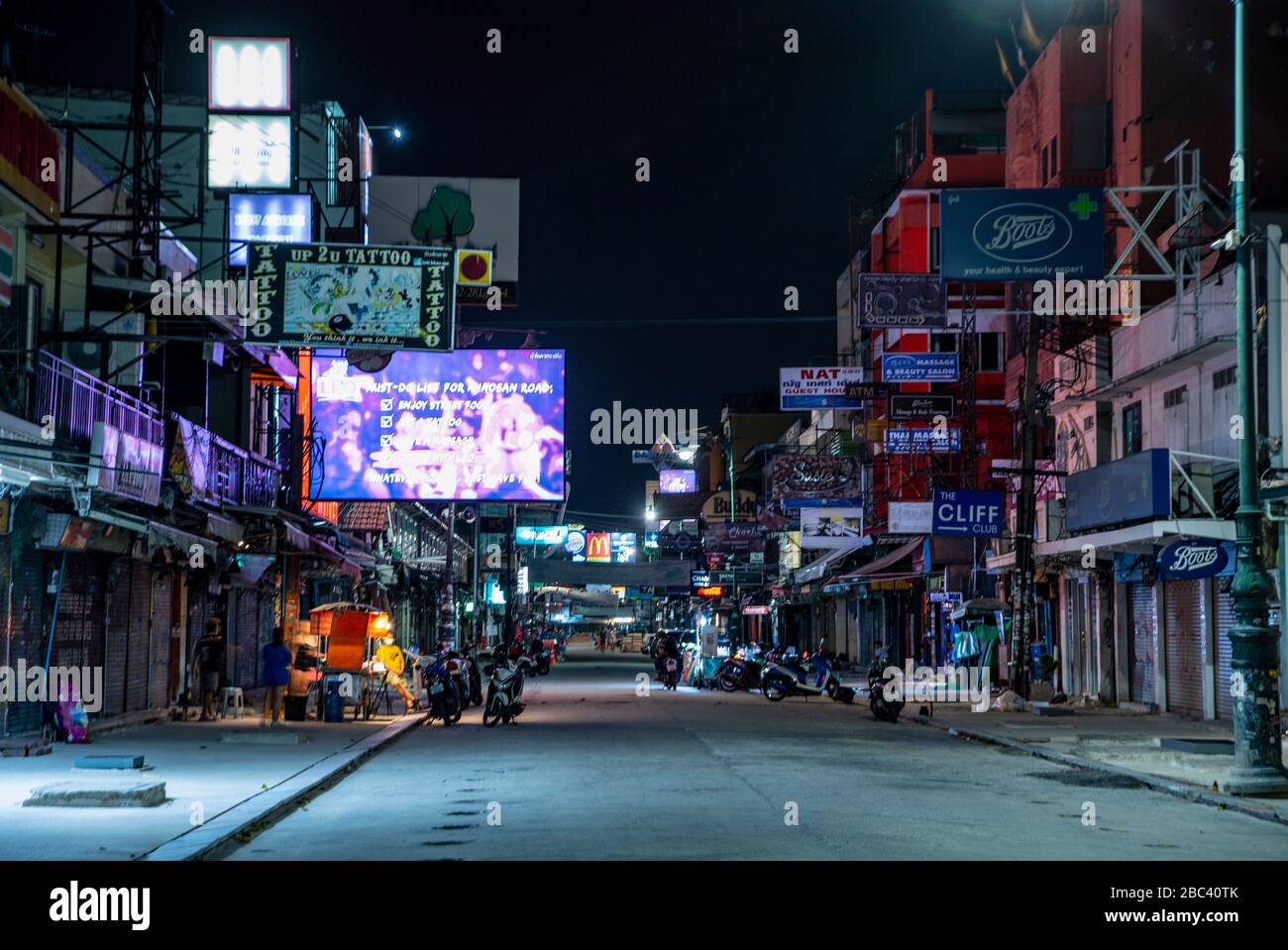 Il turista vuoto hot spot Khaosan strada durante la pandemia Covid 19 Foto Stock