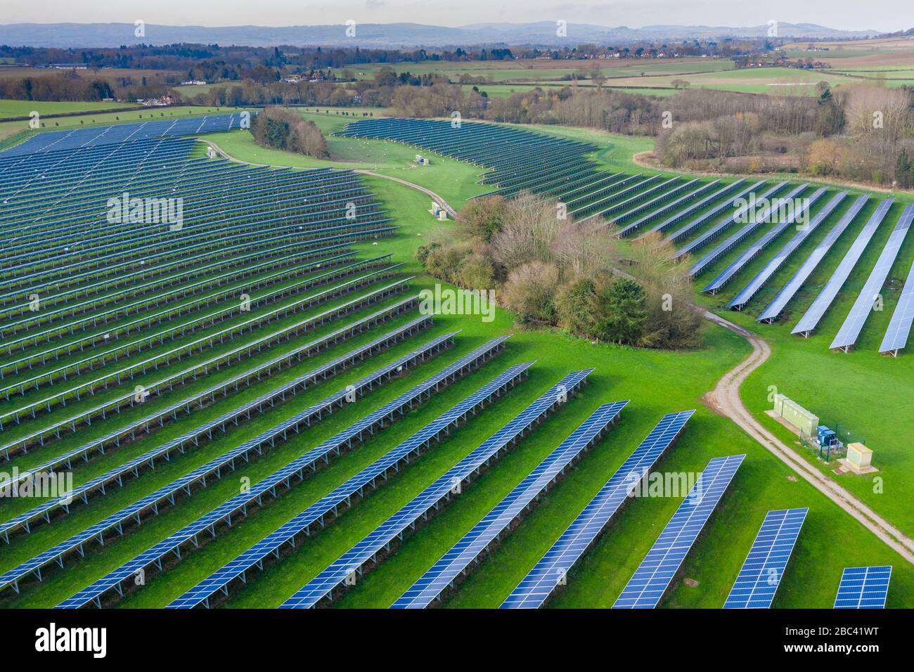Vista aerea sul campo di agricoltura solare nel Regno Unito a primavera Foto Stock
