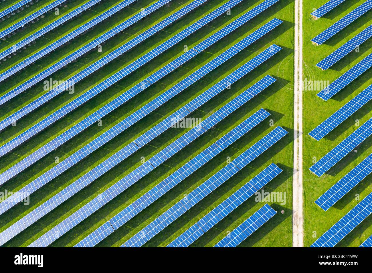 Vista aerea dall'alto verso il basso sul campo dei pannelli solari Foto Stock