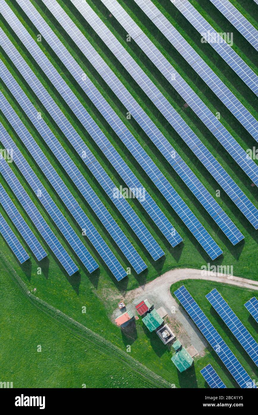 Vista aerea dall'alto verso il basso sul campo dell'agricoltura solare nel Regno Unito Foto Stock