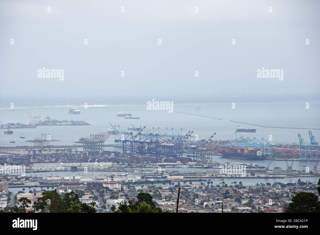 Porto di Long Beach visto da lontano San Pedro Hill con container e gru Foto Stock