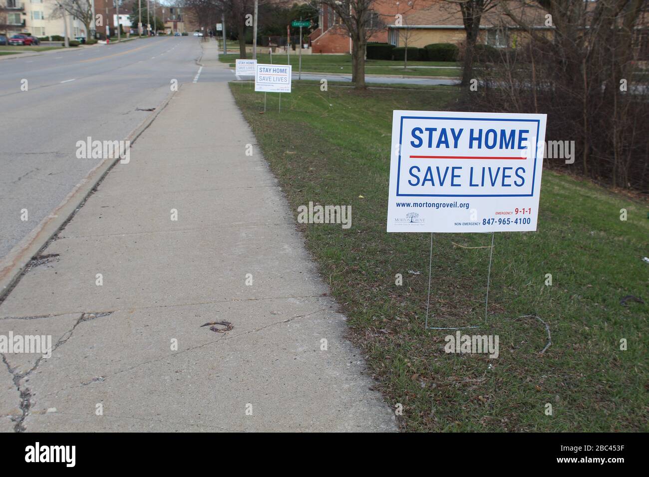 Stay home salva i segni di vita su Lincoln Avenue a Morton Grove, Illinois durante l'epidemia di COVID-19 nel 2020 Foto Stock