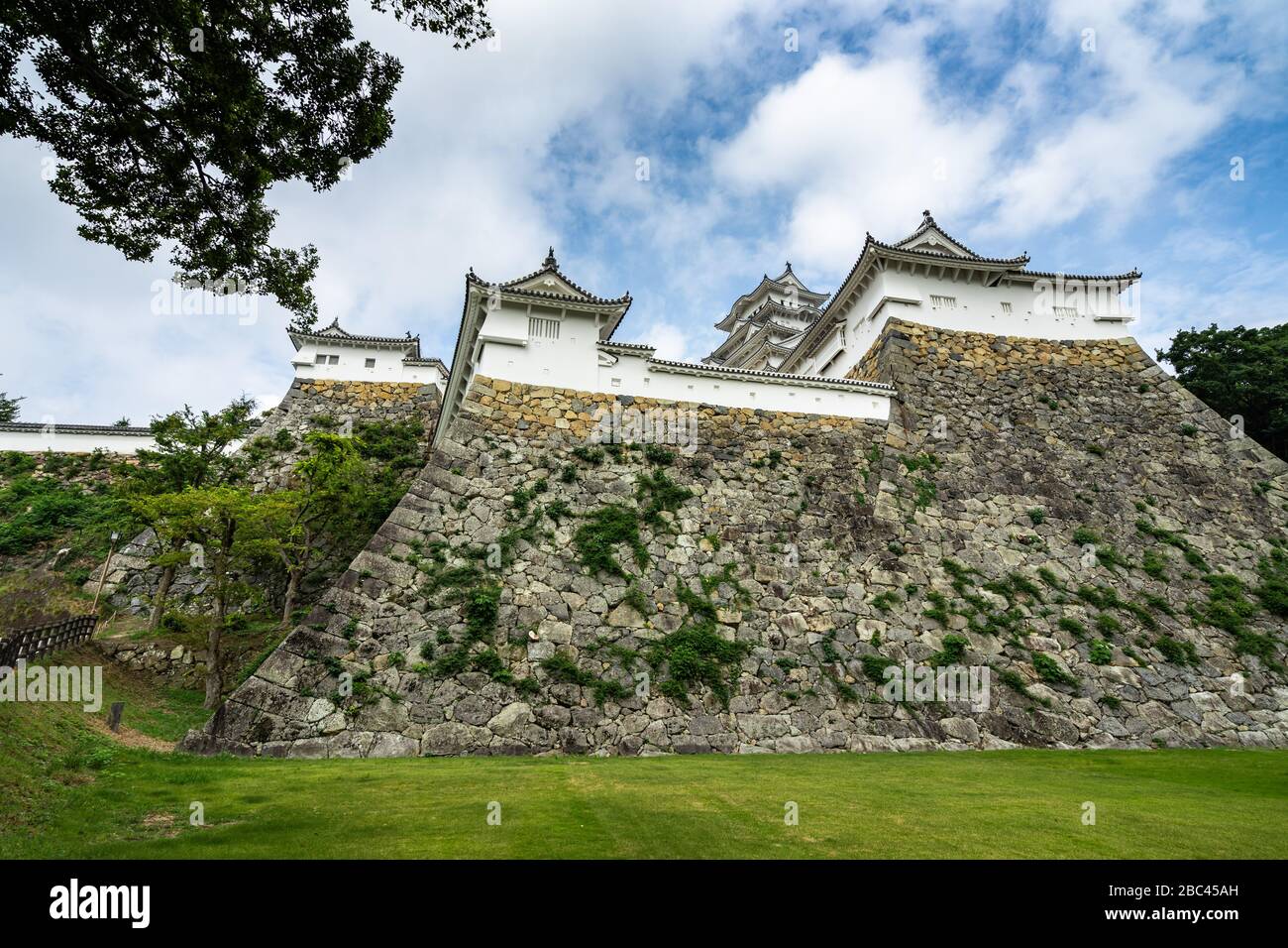 Le ripide mura che circondano il castello di Himeji, un sito patrimonio dell'umanità dell'UNESCO, il Giappone Foto Stock