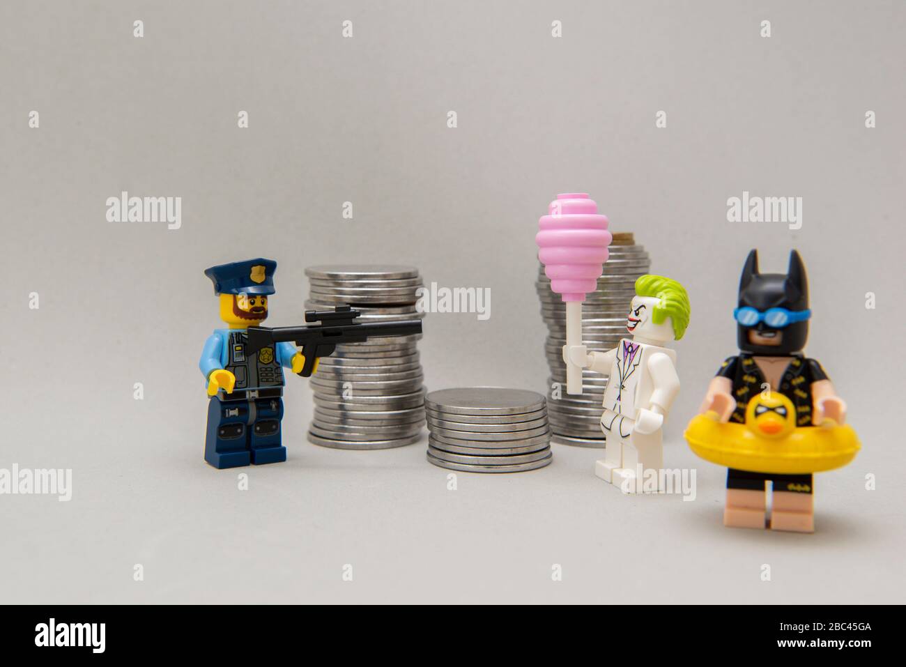 Florianopolis, Brasile, 28 marzo 2020: Minisfigure di Batman con costume da bagno e vacanza e joker arrestato dalla polizia. Messa a fuoco selettiva. LEGO Foto Stock