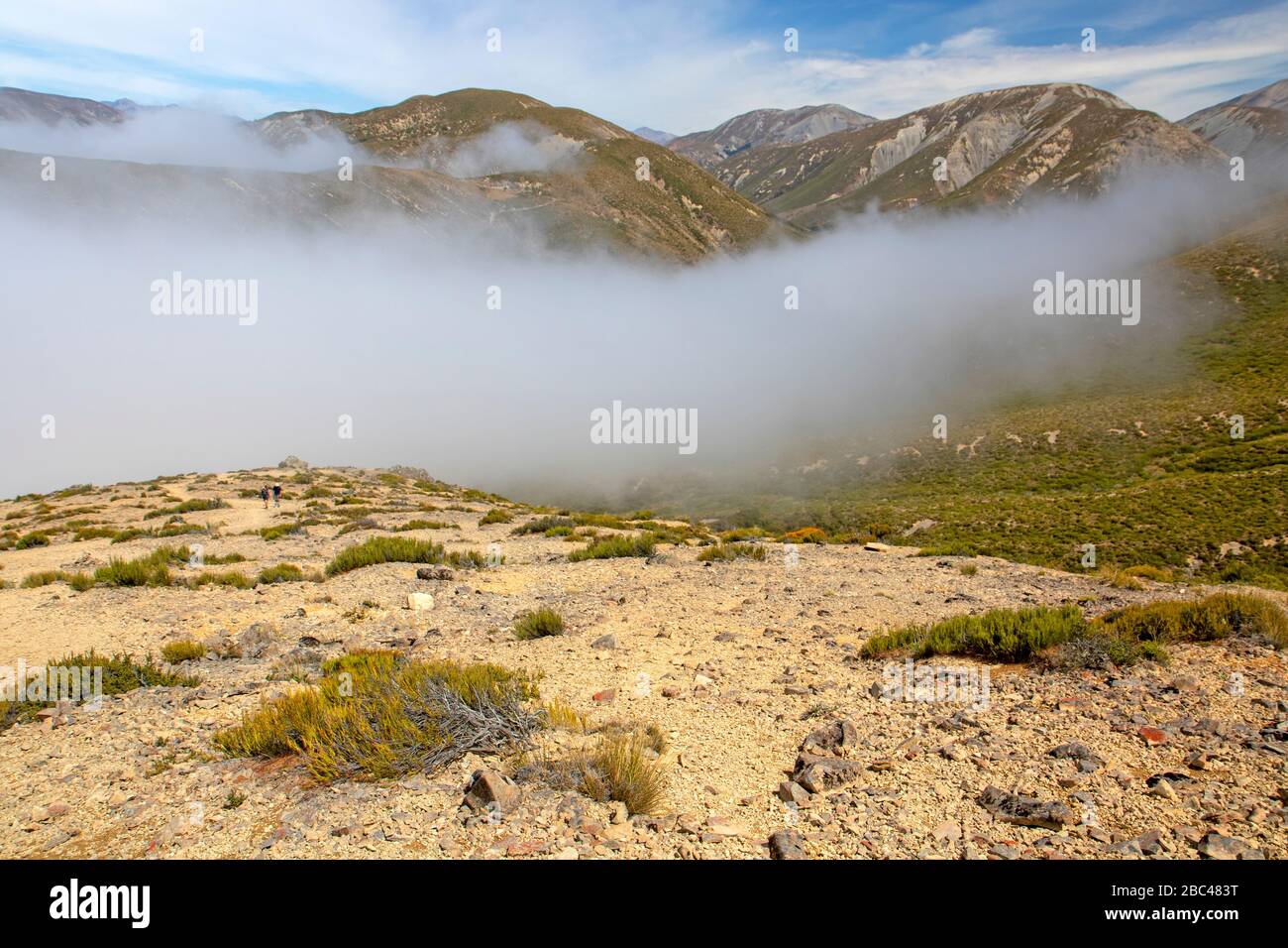 Cloud che attraversa Porters Pass, visto dalle pendici del Foggy Peak Foto Stock