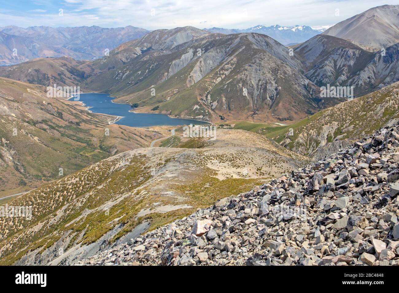 Vista del Lago Coleridge dalle pendici del picco Foggy sopra il Passo Porters Foto Stock