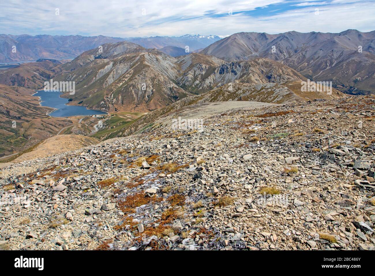 Vista del Lago Coleridge dalle pendici del picco Foggy sopra il Passo Porters Foto Stock