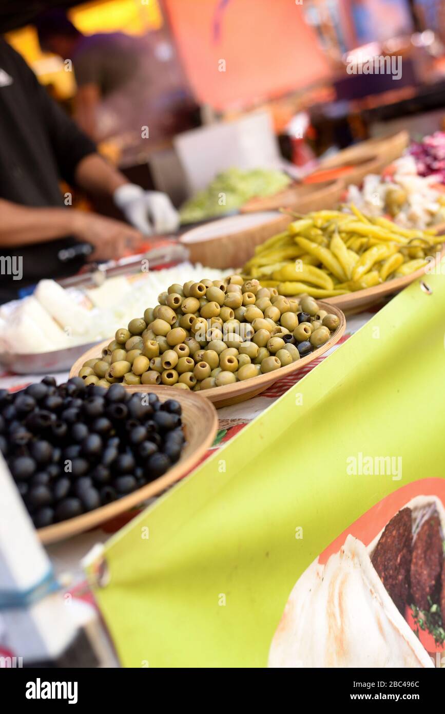 bancarella di cibo al mercato di strada di londra Foto Stock