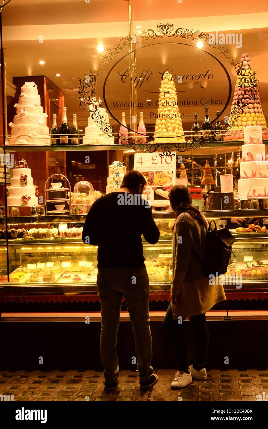 due vetrine per lo shopping al panificio di londra durante la notte Foto Stock