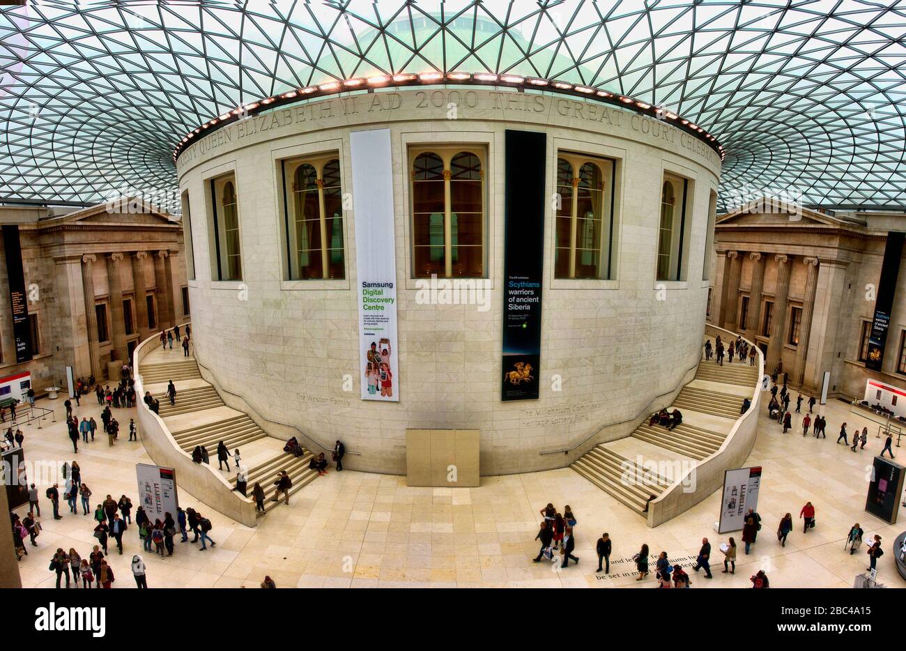 persone che visitano il museo britannico di londra Foto Stock