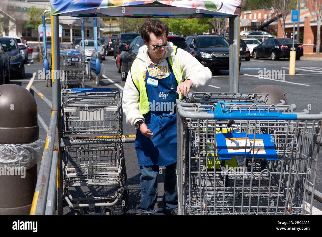 Canton, Georgia, Stati Uniti. 2nd Apr, 2020. Chris Nelson, 36, che ha una disabilità evolutiva, raccoglie carrelli di shopping al di fuori di un supermercato Kroger dove heÃs ha lavorato part-time per più di un anno. È considerato un Ã"essenziale workerÃ perché è impiegato da un negozio di alimentari, ed è attento a pulire i carrelli con disinfettanti quando li restituisce al negozio. Credit: Robin Rayne/ZUMA Wire/Alamy Live News Foto Stock
