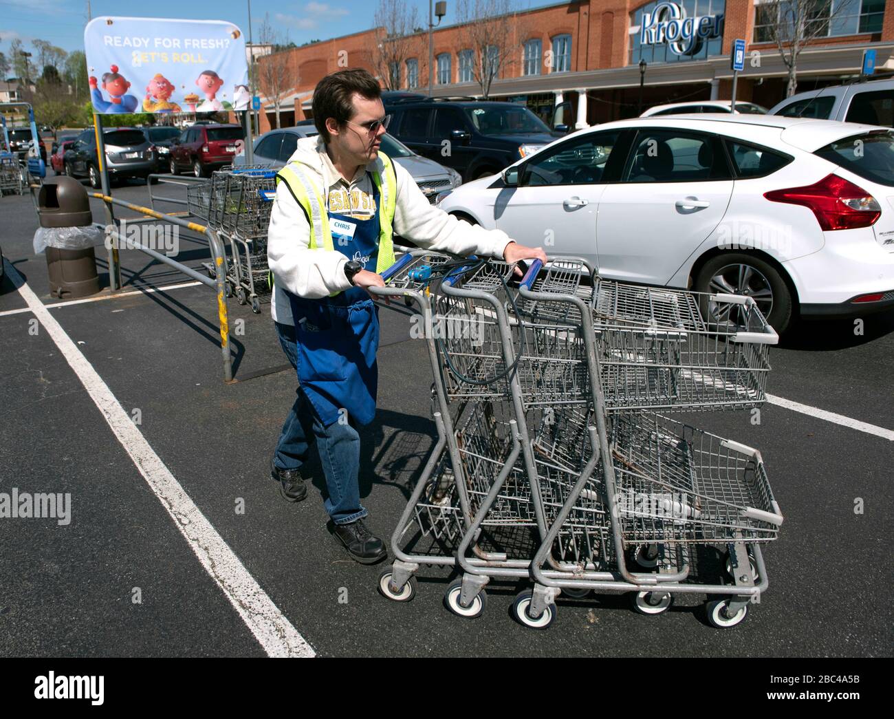 Canton, Georgia, Stati Uniti. 2nd Apr, 2020. Chris Nelson, 36, che ha una disabilità evolutiva, raccoglie carrelli di shopping al di fuori di un supermercato Kroger dove heÃs ha lavorato part-time per più di un anno. È considerato un Ã"essenziale workerÃ perché è impiegato da un negozio di alimentari, ed è attento a pulire i carrelli con disinfettanti quando li restituisce al negozio. Credit: Robin Rayne/ZUMA Wire/Alamy Live News Foto Stock