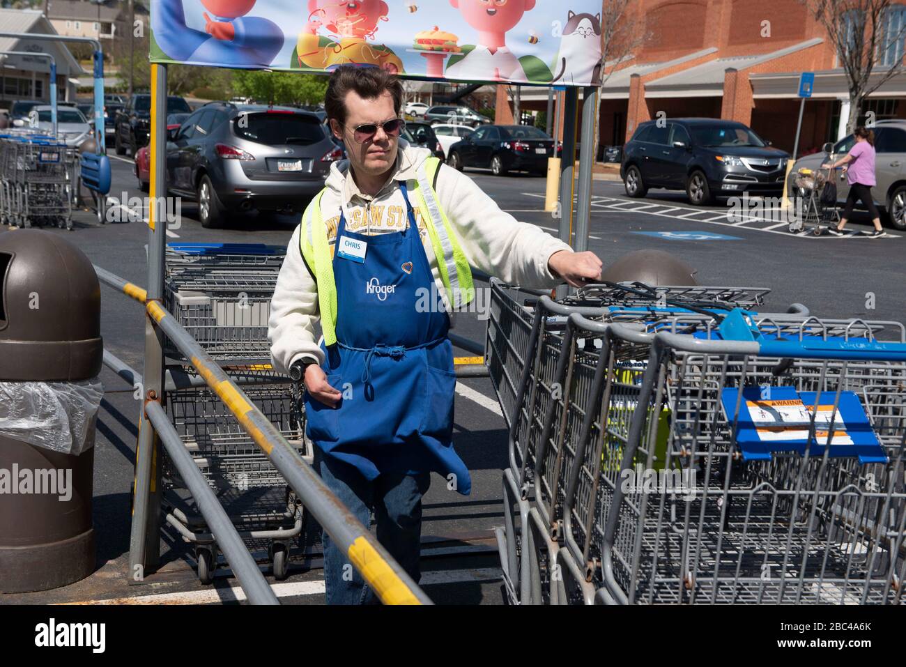 Canton, Georgia, Stati Uniti. 2nd Apr, 2020. Chris Nelson, 36, che ha una disabilità evolutiva, raccoglie carrelli di shopping al di fuori di un supermercato Kroger dove heÃs ha lavorato part-time per più di un anno. È considerato un Ã"essenziale workerÃ perché è impiegato da un negozio di alimentari, ed è attento a pulire i carrelli con disinfettanti quando li restituisce al negozio. Credit: Robin Rayne/ZUMA Wire/Alamy Live News Foto Stock