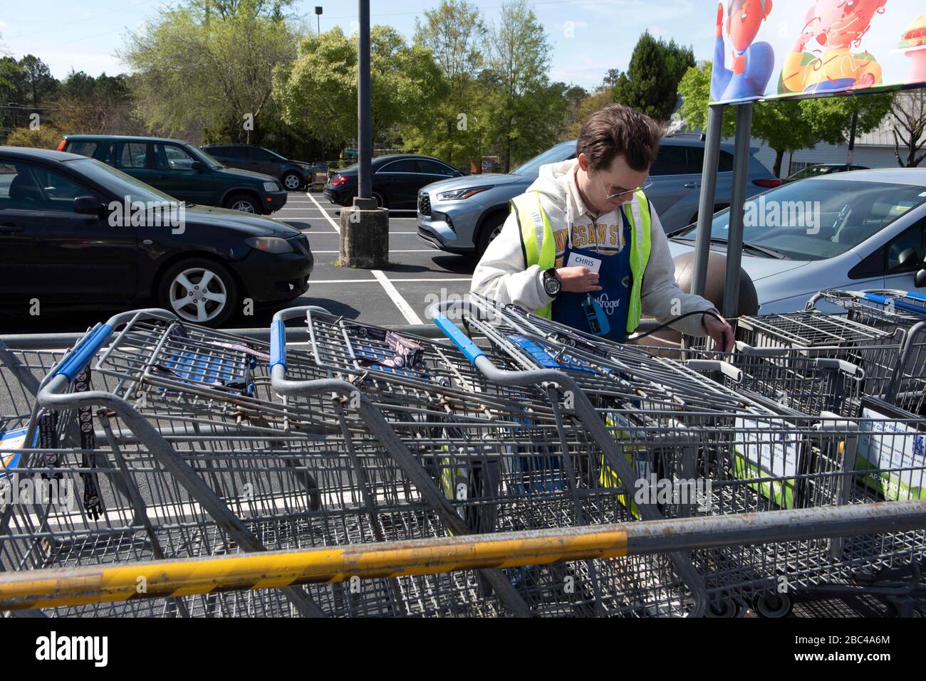 Canton, Georgia, Stati Uniti. 2nd Apr, 2020. Chris Nelson, 36, che ha una disabilità evolutiva, raccoglie carrelli di shopping al di fuori di un supermercato Kroger dove heÃs ha lavorato part-time per più di un anno. È considerato un Ã"essenziale workerÃ perché è impiegato da un negozio di alimentari, ed è attento a pulire i carrelli con disinfettanti quando li restituisce al negozio. Credit: Robin Rayne/ZUMA Wire/Alamy Live News Foto Stock