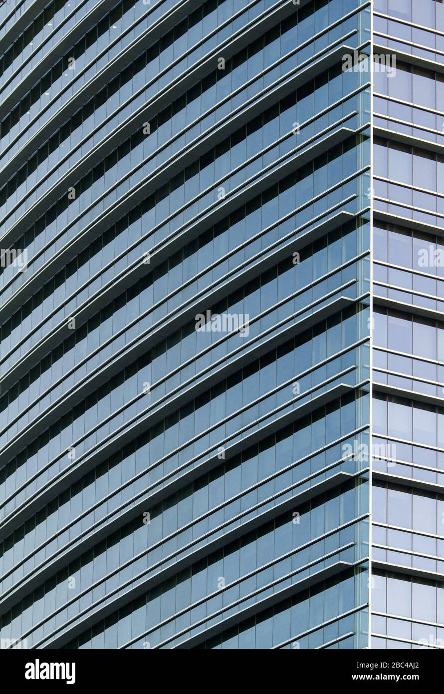 Ritratto in bianco e nero di un edificio in vetro con balconi. Architettura minimalista con motivi ripetuti Foto Stock