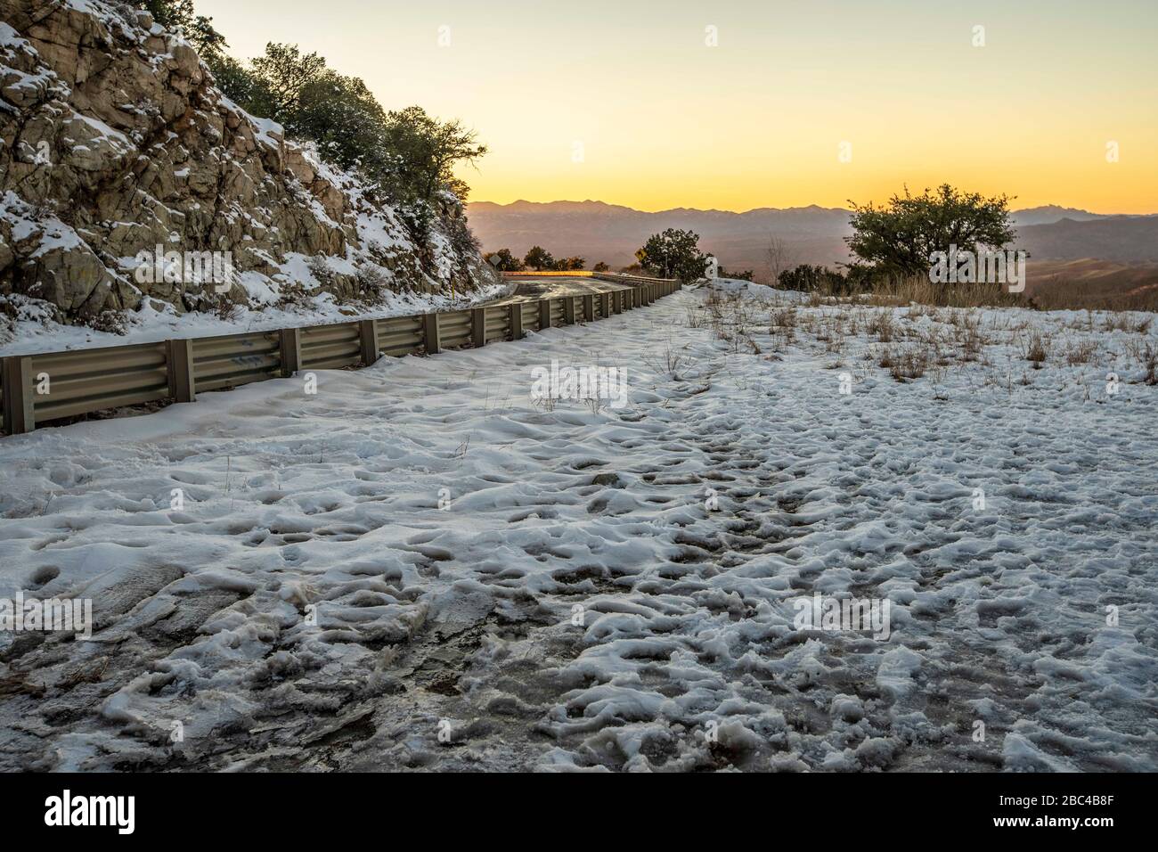 Autostrada o autostrada al tramonto in una giornata con cielo limpido e cielo blu. Inverno a Cananea, sonora, Messico. Neve sulle montagne la Mariquita e Sierra Elenita. 2020. (Foto di: GerardoLopez / NortePhoto.com) Carretera o autopista al atardecer en un dia con cielo despejado y cielo azul. Invierno en Cananea, sonora, Messico. Nieve en la siera la Mariquita y sierra Elenita . 2020. (Foto di: GerardoLopez/NortePhoto.com ) Foto Stock