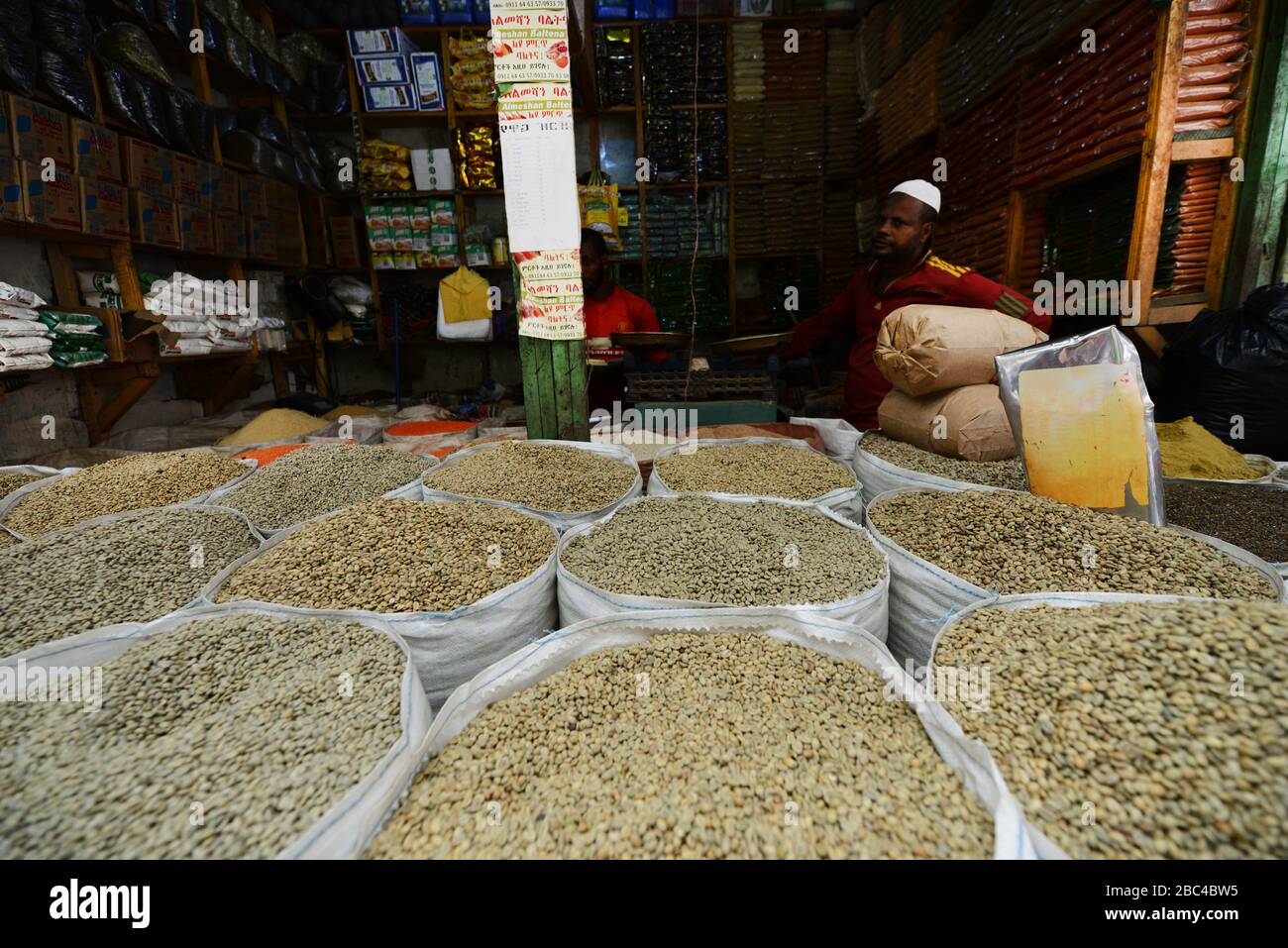 Chicchi verdi di caffè in vendita presso il mercato in Etiopia ad Addis Abeba. Foto Stock