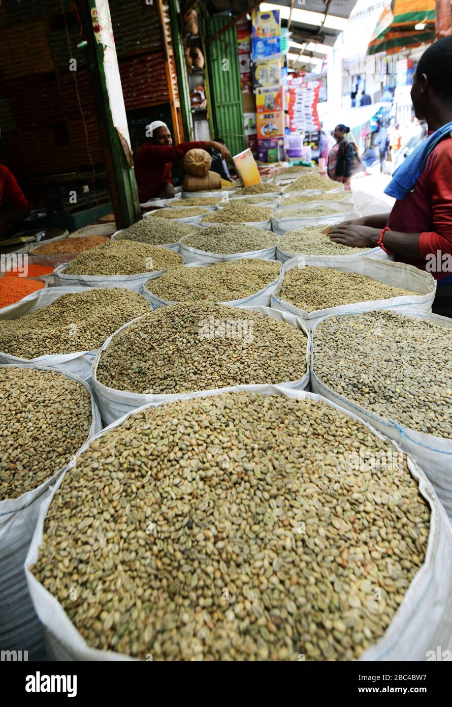 Chicchi verdi di caffè in vendita presso il mercato in Etiopia ad Addis Abeba. Foto Stock