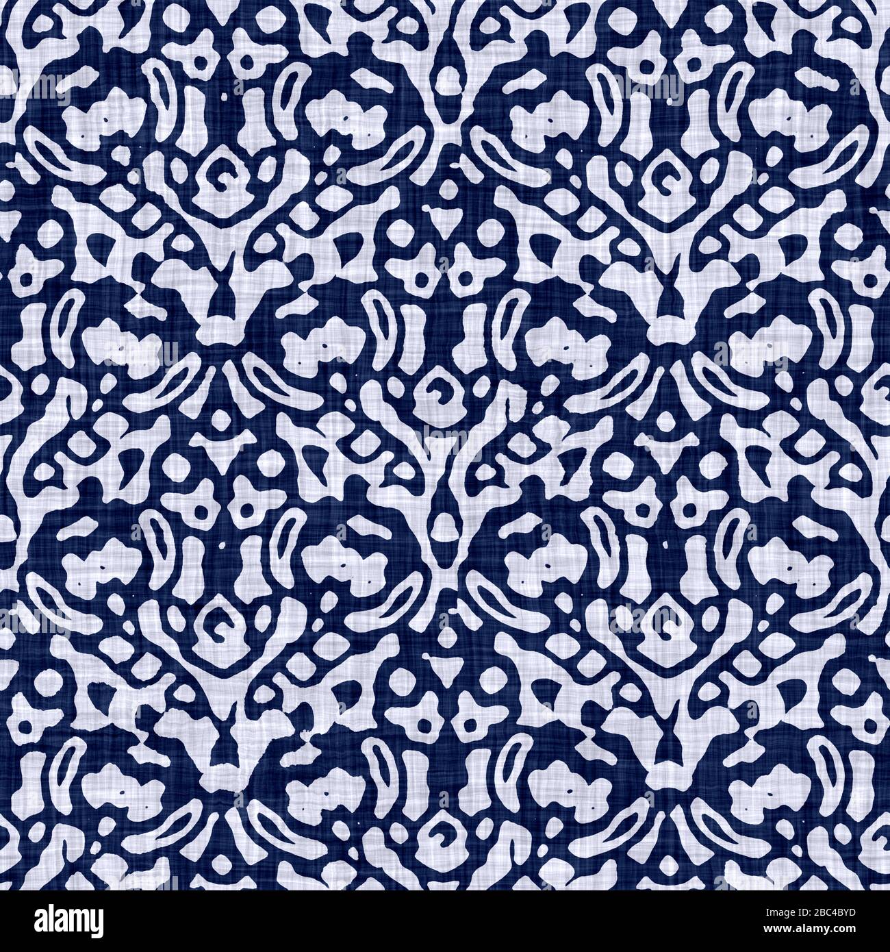 Stampa a blocchi blu indaco sfondo tinta damask texture. Campione di ripetizione batik giapponese tessuto senza cuciture. Stampa a blocchi organici stropicciati Foto Stock