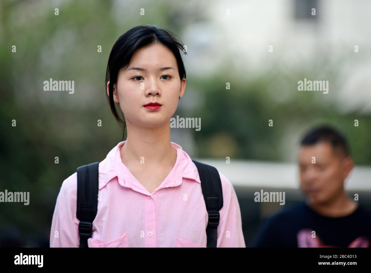 Giovane ragazza cinese in Jianghan Road, Wuhan, Cina Foto Stock
