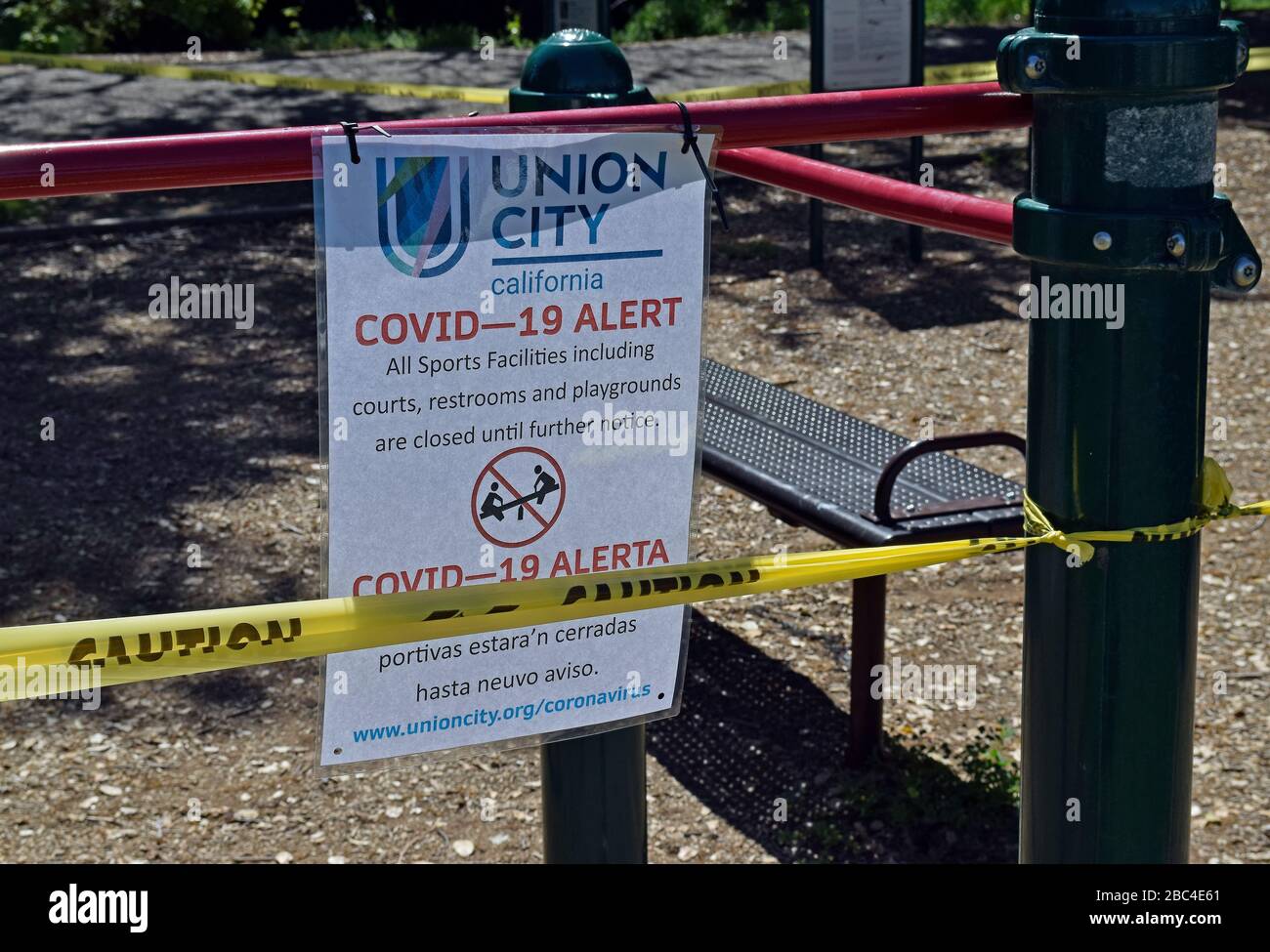 L'area per gli esercizi è chiusa con nastro di cautela giallo a causa di una pandemia di virus covid-19, California, nel Cann Park di Union City Foto Stock