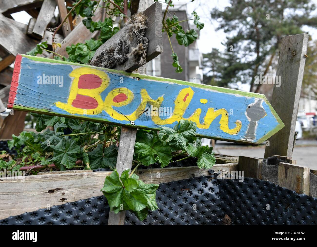 Berlino, Germania. 02nd Apr, 2020. Un cartello dipinto con l'iscrizione 'Berlin' si trova nel quartiere e giardino della comunità Rote Bete a Müllerstraße nella parte settentrionale di Wedding ed è circondato da foglie di un mallow. Su un parcheggio, letti rialzati di giardini della comunità sono in corso di lavoro secondo le loro idee, che ora stanno per iniziare la stagione. Credito: Jens Kalaene/dpa-Zentralbild/ZB/dpa/Alamy Live News Foto Stock