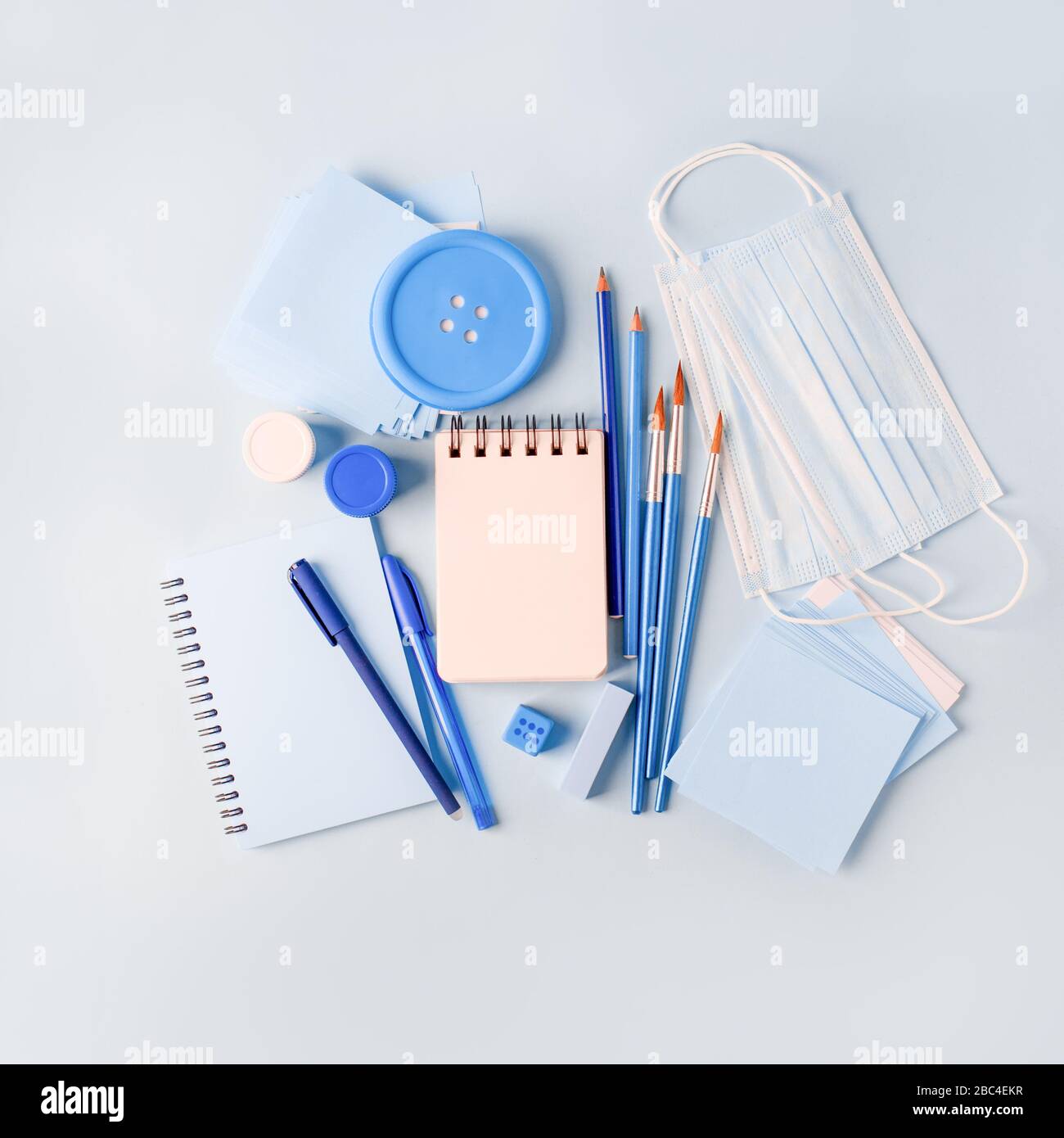 Concetto di auto quarantena a casa. Misura preventiva contro il focolaio di virus. Citazione di ispirazione, rimanere a casa durante pandemia. Studio di lavoro scolastico Foto Stock